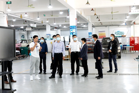集团张副总调研交校2(盛思佳)_副本.jpg 集团张副总调研交校2(盛思佳)_副本.jpg