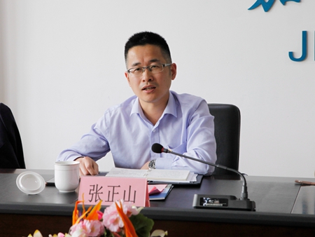 集团张副总调研交校8(盛思佳)_副本.jpg 集团张副总调研交校8(盛思佳)_副本.jpg
