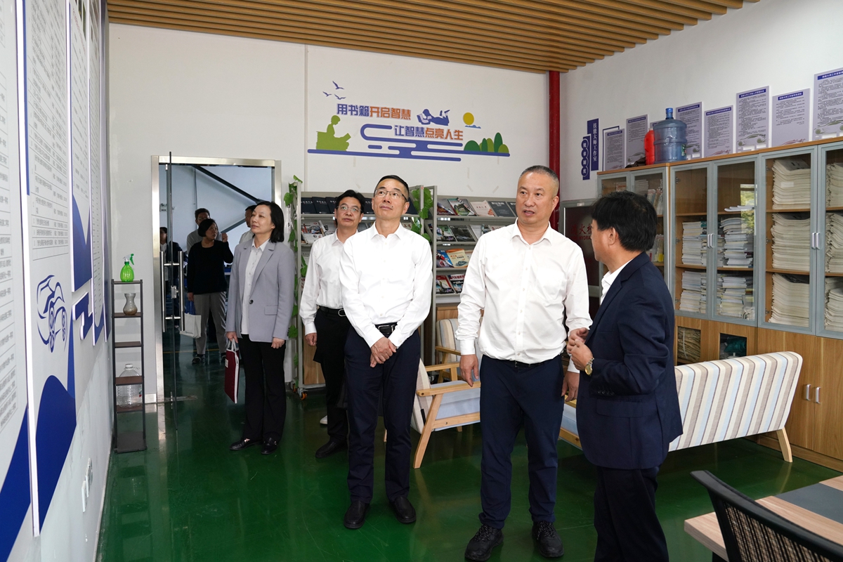 20241009市国资委党委书记、主任陈文荣调研嘉兴市交通学校,右起吴晓斌、陈文荣、柏卫东、朱建华、李利(李阿梅 摄).jpg 20241009市国资委党委书记、主任陈文荣调研嘉兴市交通学校,右起吴晓斌、陈文荣、柏卫东、朱建华、李利(李阿梅 摄).jpg