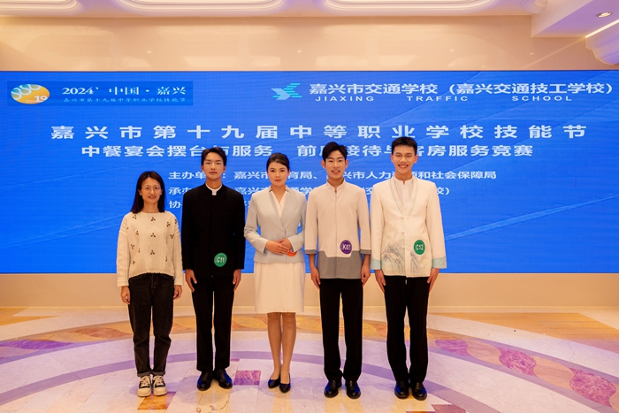 中餐宴会摆台服务赛项.JPG 中餐宴会摆台服务赛项.JPG