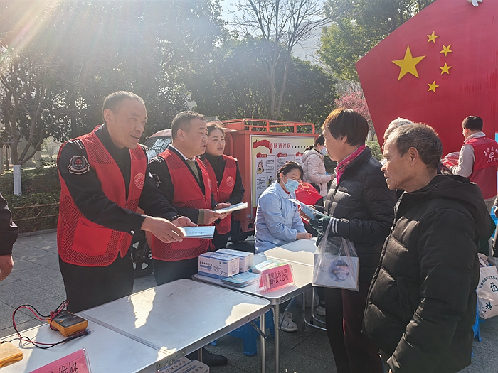 党员志愿者分发乘车指南_副本.jpg